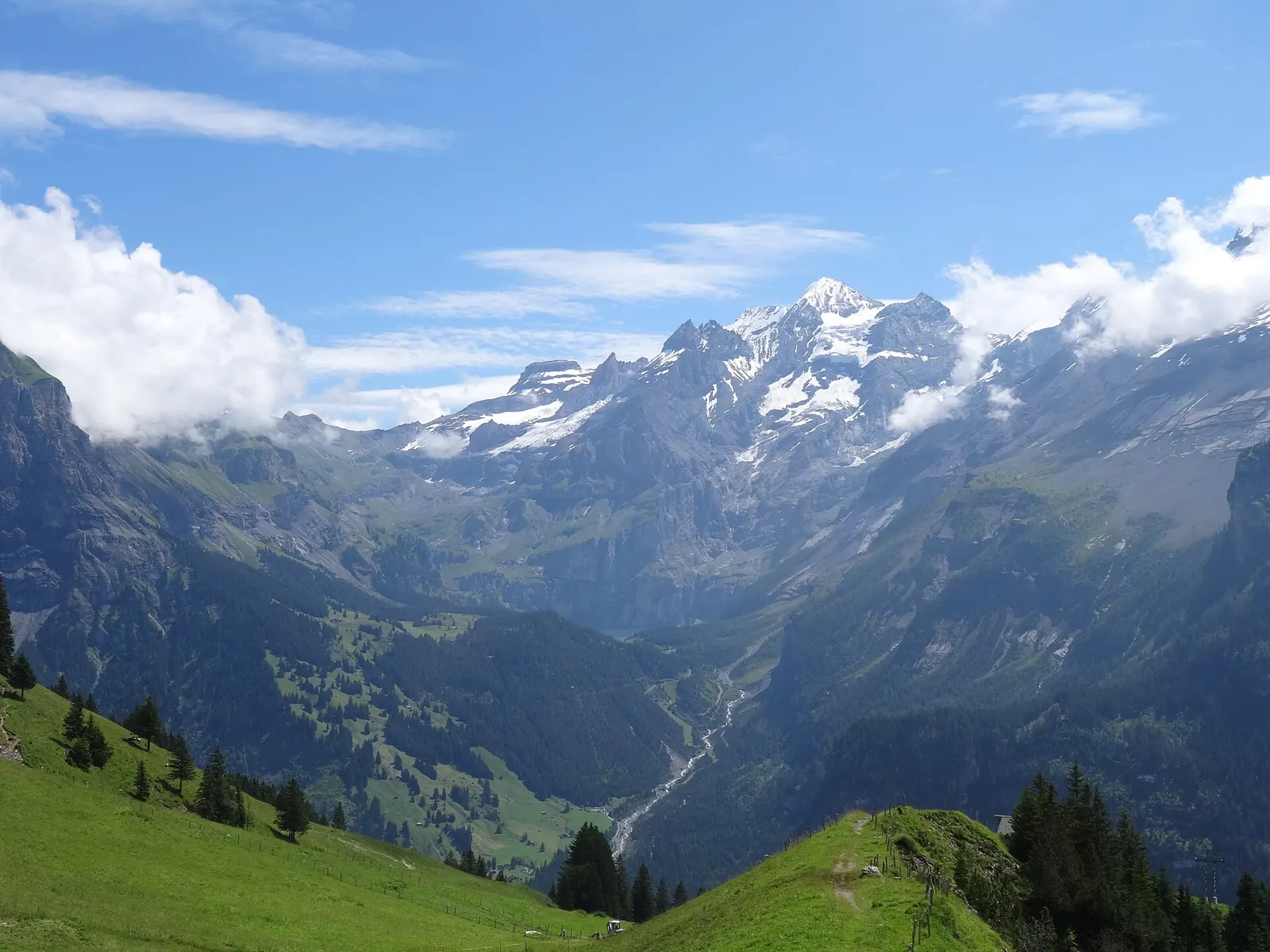 Oeschinensee lakeshore with the Blüemlisalp massif